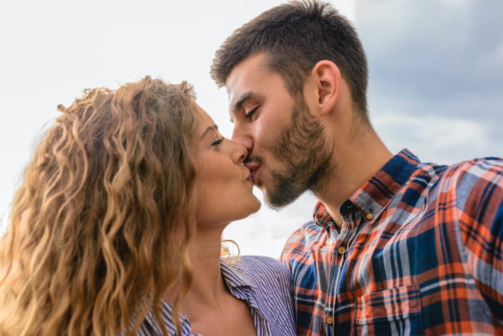 pexels-vera-arsic-984941 couple 1.1 2