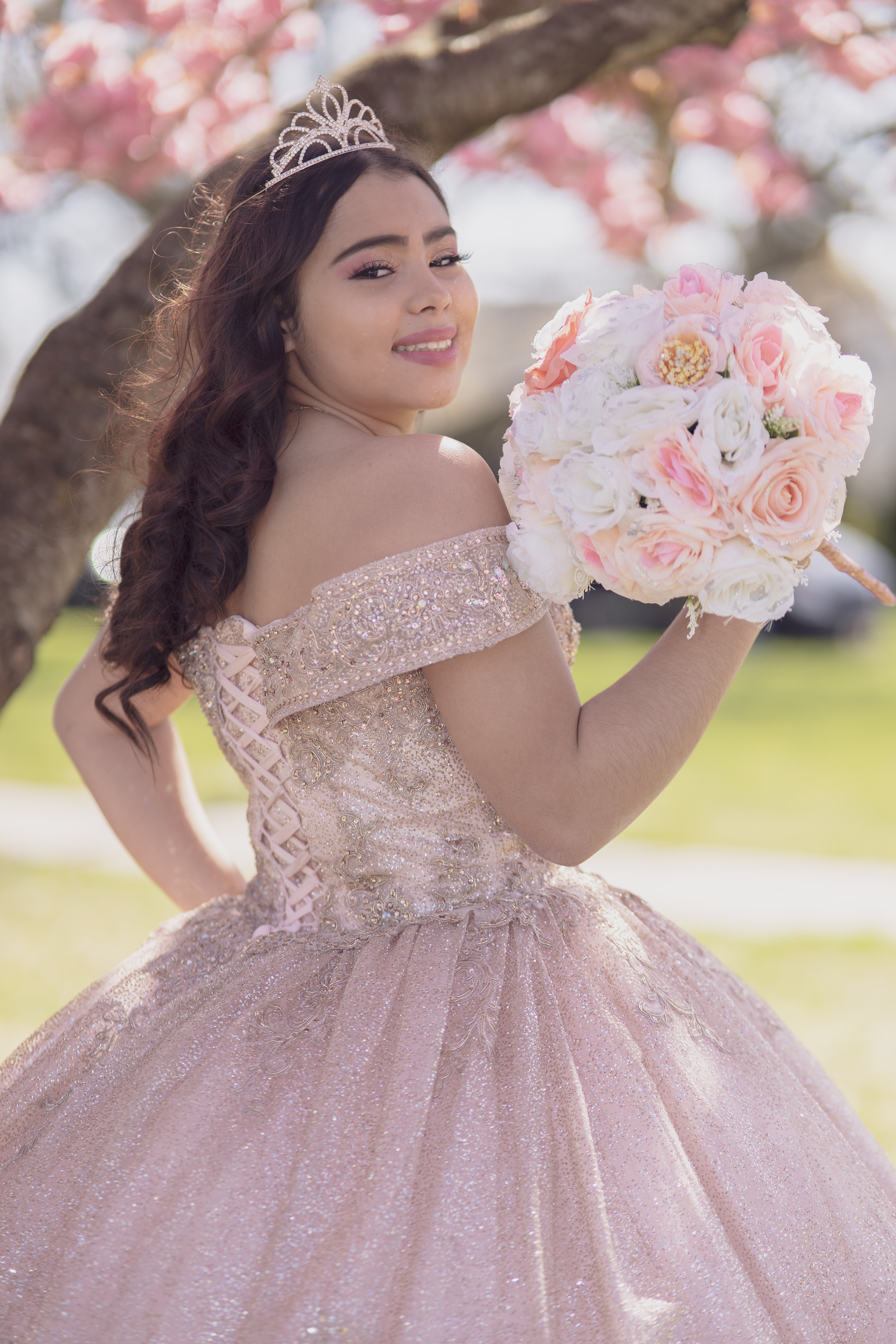 pexels-noé-villalta-photography-12017112.jpg girl quince